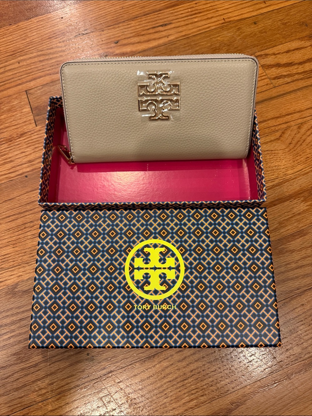 Tory Burch Pebbled Leather Zip Wallet in Cream with Gold Logo